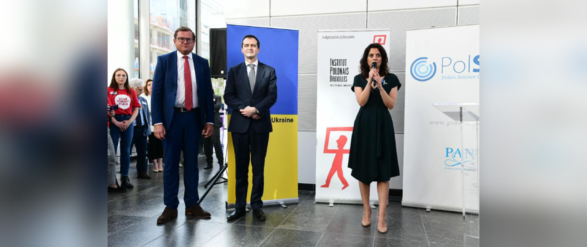 Grupa ludzi podczas przemówienia