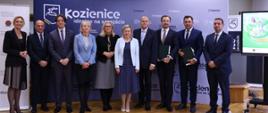 Wspólne zdjęcie z uczestnikami konferencji