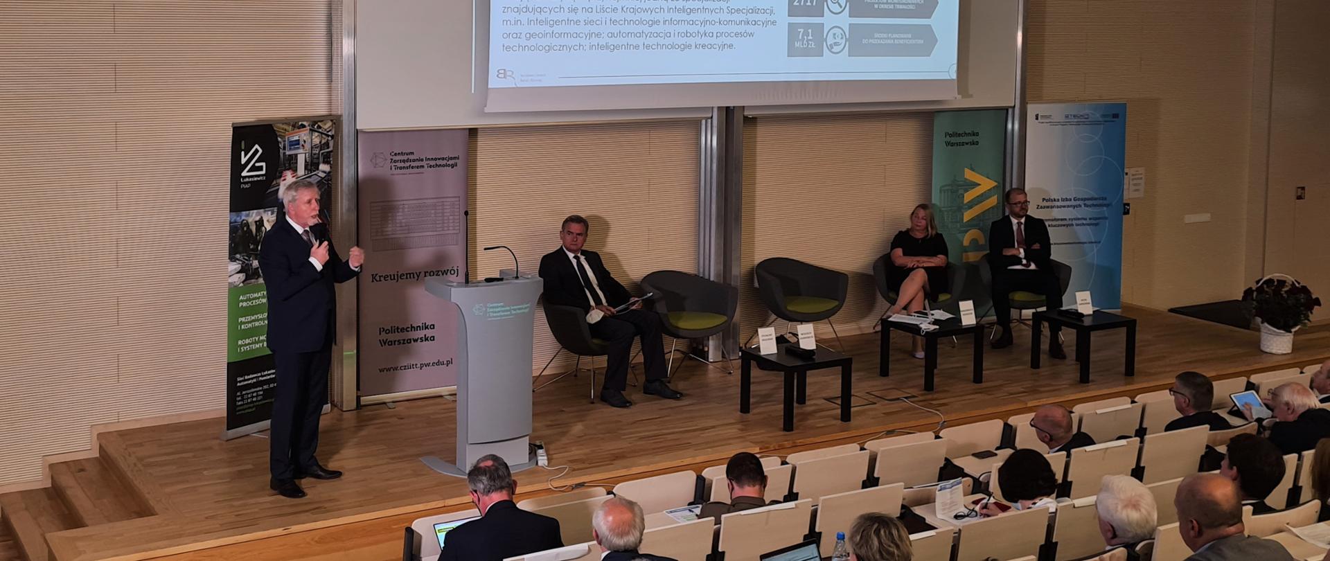 Dyrektor NCBR dr inż. Wojciech Kamieniecki przemawia podczas sesji Forum Transformacji Cyfrowej Przemysłu – „Instrumenty wsparcia transformacji cyfrowej przemysłu”. 