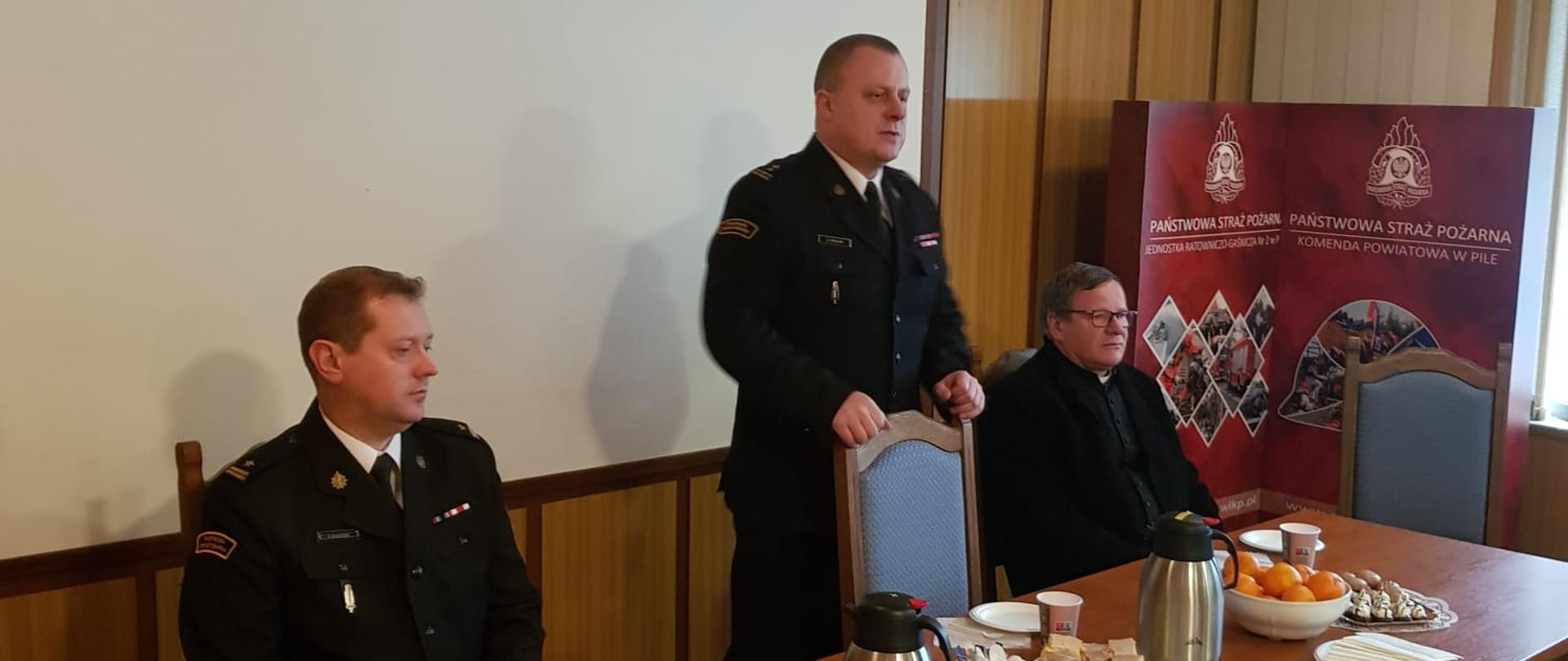 Na zdjęciu widać Komendanta Powiatowego PSP w Pile wraz z zastępcą oraz kapelana pilskich strażaków.