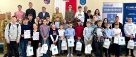 Zdjęcie grupowe wszystkich uczestników turnieju wraz z przedstawicielami Starostwa Powiatowego w Starachowicach, KP PSP w Starachowicach, Nadleśnictwa Starachowice, Zarządu OSP w Starachowicach.
