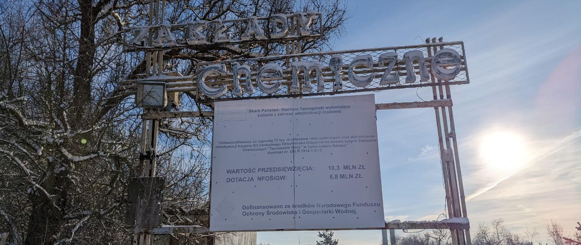 brama z tablicą i napisem Zakłady Chemiczne