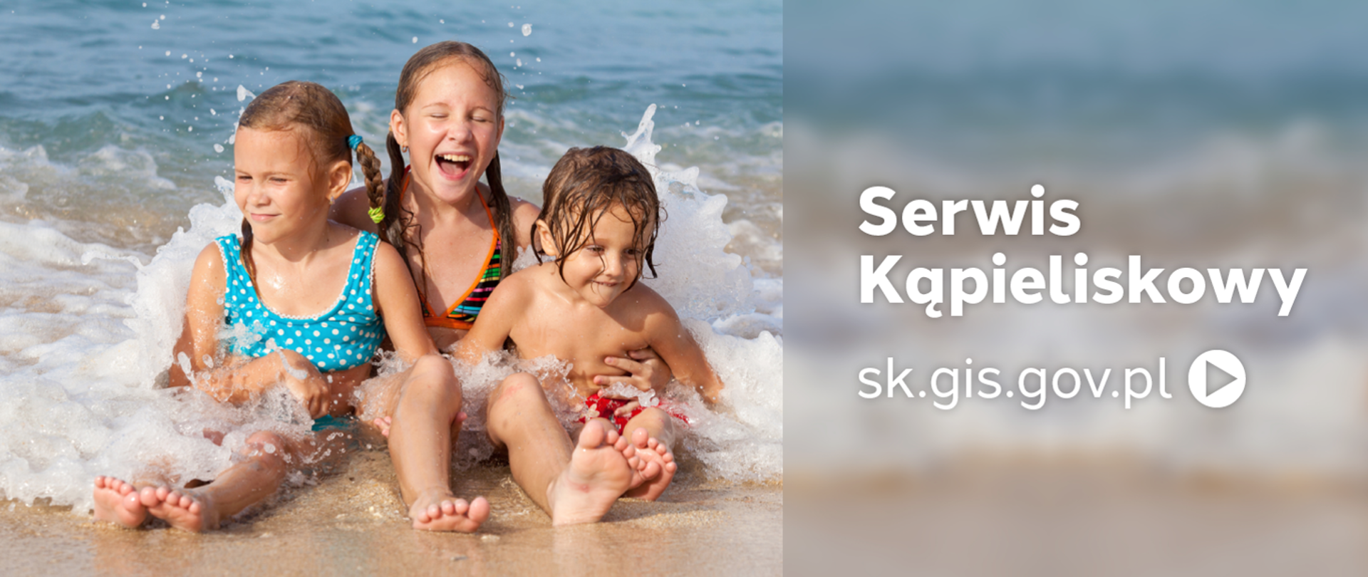 po lewej stronie dwie dziewczynki i chłopiec siedzący w strojach kąpielowych na brzegu zbiornika wodnego z małą falą wody, po prawej napis z adresem www "Serwis kąpieliskowy sk.gis.gow.pl"