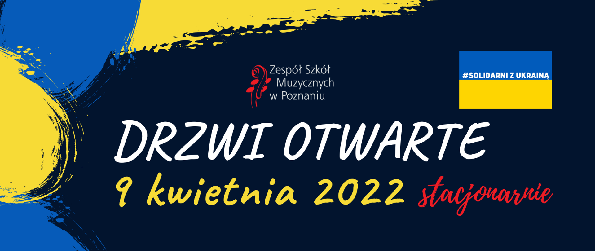 Granatowy baner żółto niebieskimi wzorami. Po lewej stronie flaga ukrainy z napisem :solidarni z Ukrainą Po środku logo Zespołu Szkół Muzycznych, niżej biały napis DRZWI OTWARTE, pod spodem żółty napis 5 marca 2022 - obok czerwony napis online. Niżej biały napis ZSM SZKOŁA Z PASJĄ