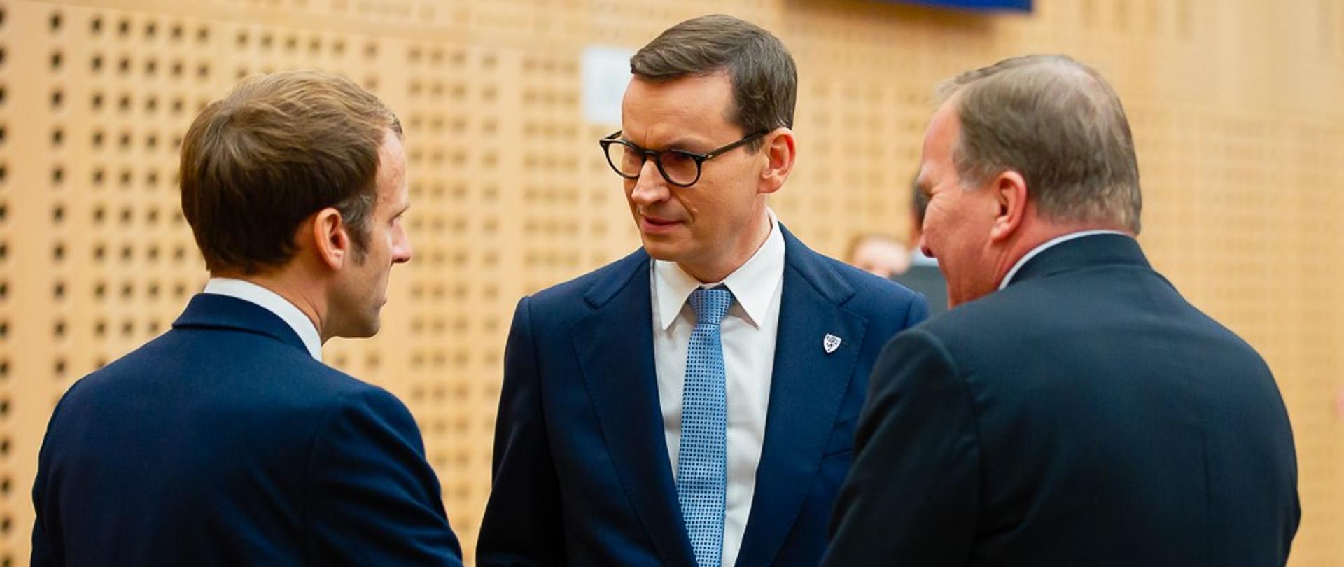 Premier ściska dłoń Emmanuela Macrona.