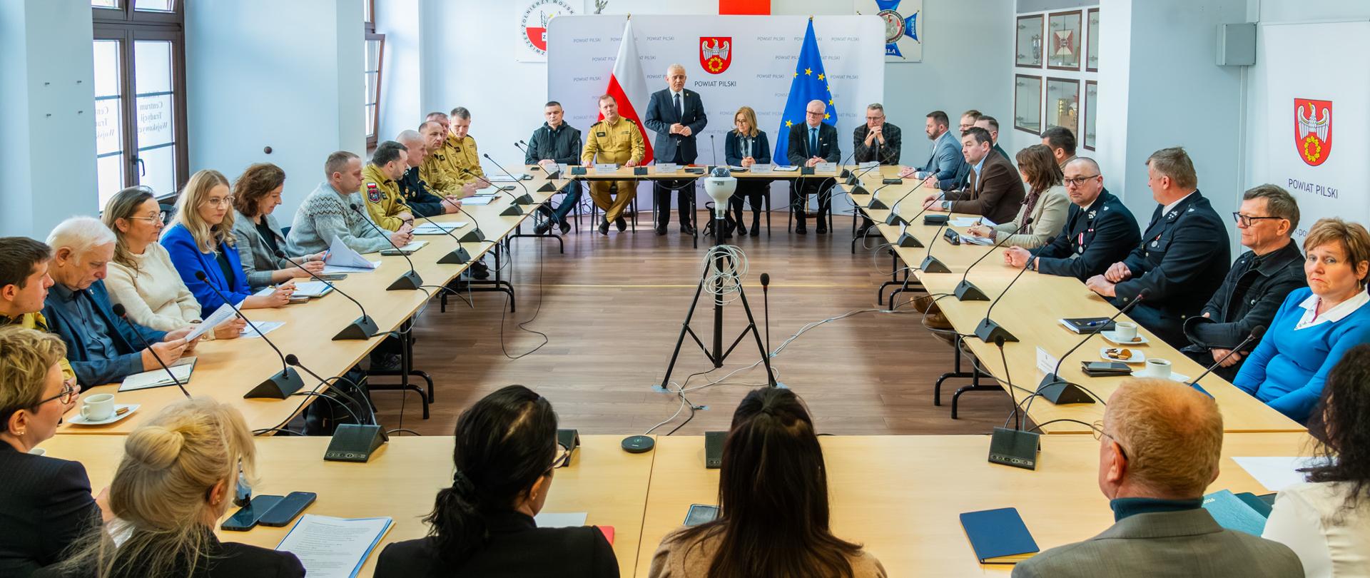 Na zdjęciu widnieją strażacy w trakcie spotkania konsultacyjnego. 