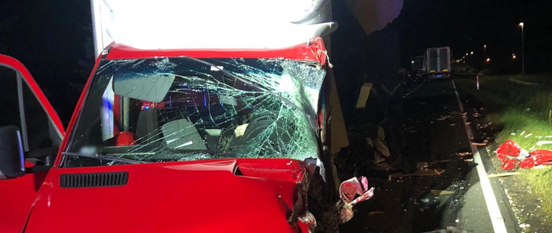 widoczne miejsce zdarzenia oraz uszkodzony pojazd biorący udział w wypadku.