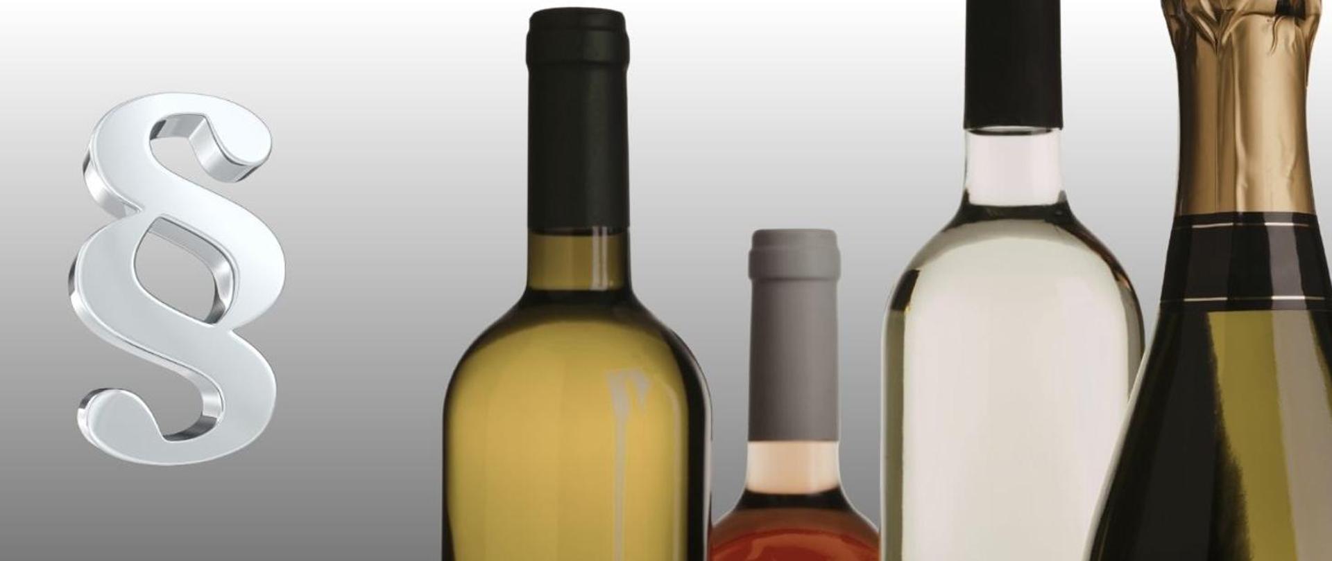 Grafika przedstawiająca rozmyty szereg butelek wina o różnych kolorach szkła i kapturków, stojących przed ścianą z surowego drewna. Na pierwszym planie, po prawej stronie, znajduje się wyraźny, trójwymiarowy, metaliczny symbol paragrafu (§). Całość ilustruje tematykę prawną i regulacyjną w branży winiarskiej.