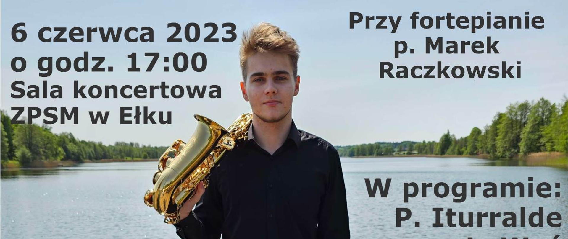 Plakat - zdjęcie przedstawiający młodego saksofonistę z instrumentem stojącego na pomoście na tle jeziora. Po bokach czarne litery z informacjami o recitalu.
