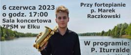 Plakat - zdjęcie przedstawiający młodego saksofonistę z instrumentem stojącego na tle jeziora. Po bokach czarne litery z informacjami o recitalu.