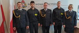 Zdjęcie grupowe, dwóch strażaków, Komendant Powiatowy, Dowódca, Kadrowa