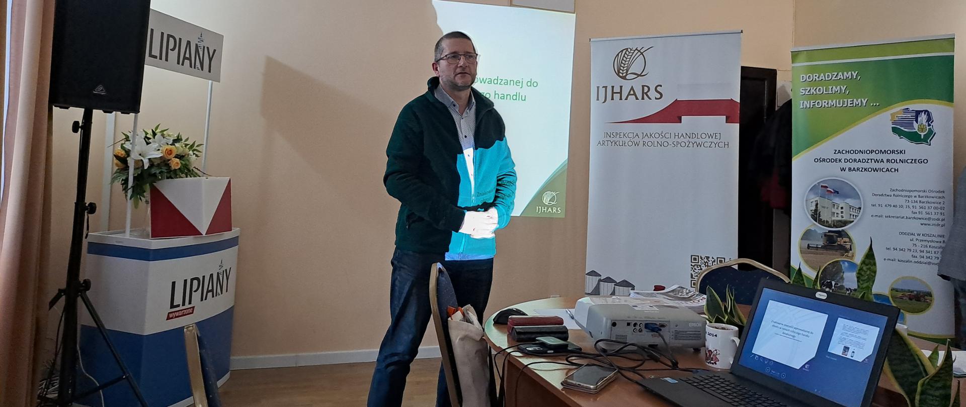 Kierownik Wydziału Kontroli podczas szkolenia.