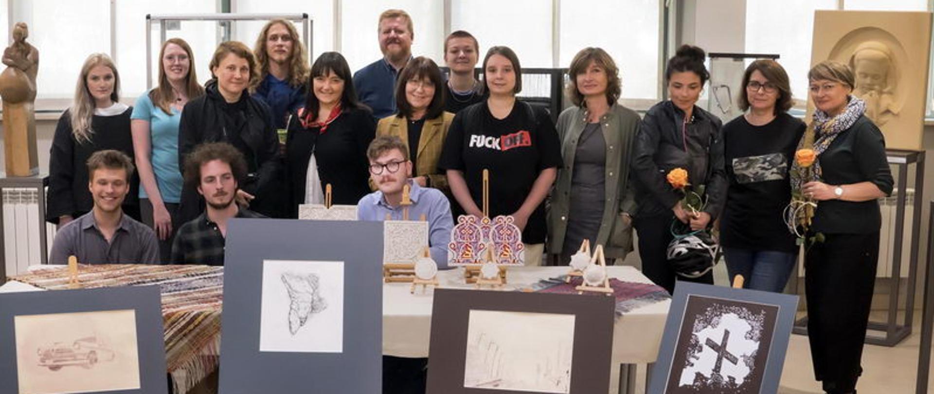 n zdjęciu widoczni są uczniowie naszej szkoły i uczniowie z czeskiej Pragi wraz z nauczycielami i pracami uczniów