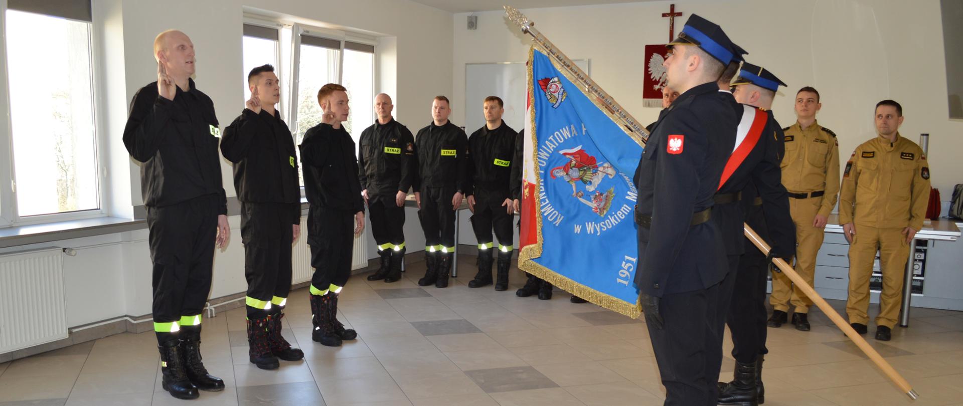 Ślubowanie strażaków.