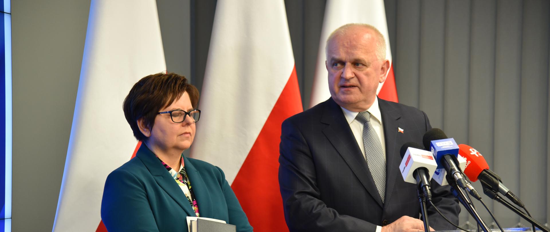 Wojewoda Władysław Dajczak i dyrektor Wydzuału Infrastruktury LUW w czasie briefingu prasowego