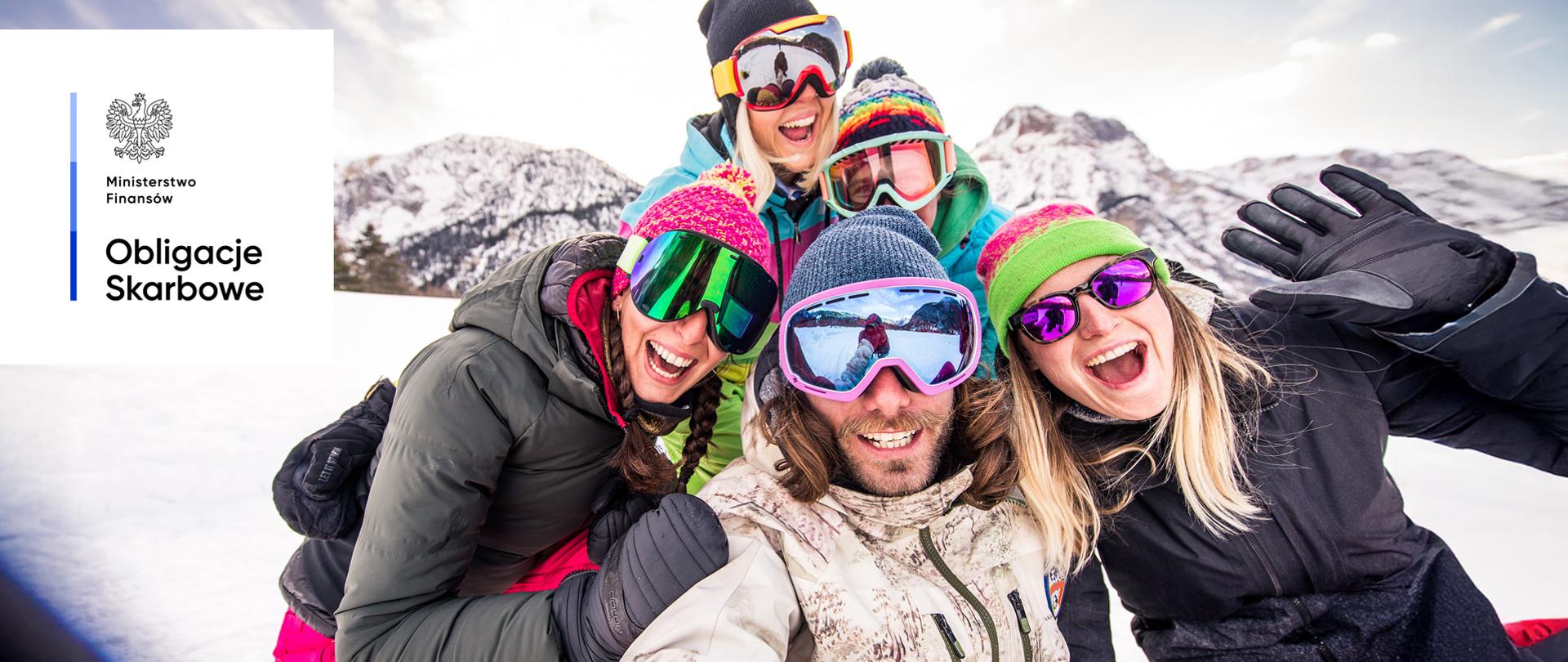 Grupa osób w goglach narciarskich, w górach, pozuje do zdjęcia. Ministerstwo Finansów, Obligacje Skarbowe.