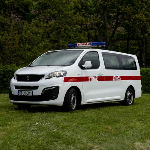 Biały mikrobus Peugeot Expert oznakowany jako pojazd strażacki. Przez całą długość auta biegnie czerwony pas z napisem „STRAŻ” oraz numerem operacyjnym „400[D]55”. Na dachu zamontowana jest niebieska belka sygnalizacyjna (kogut) z napisem „STRAŻ”.