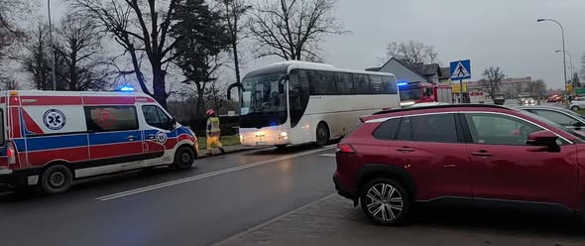 karetka i autobus n aulicy