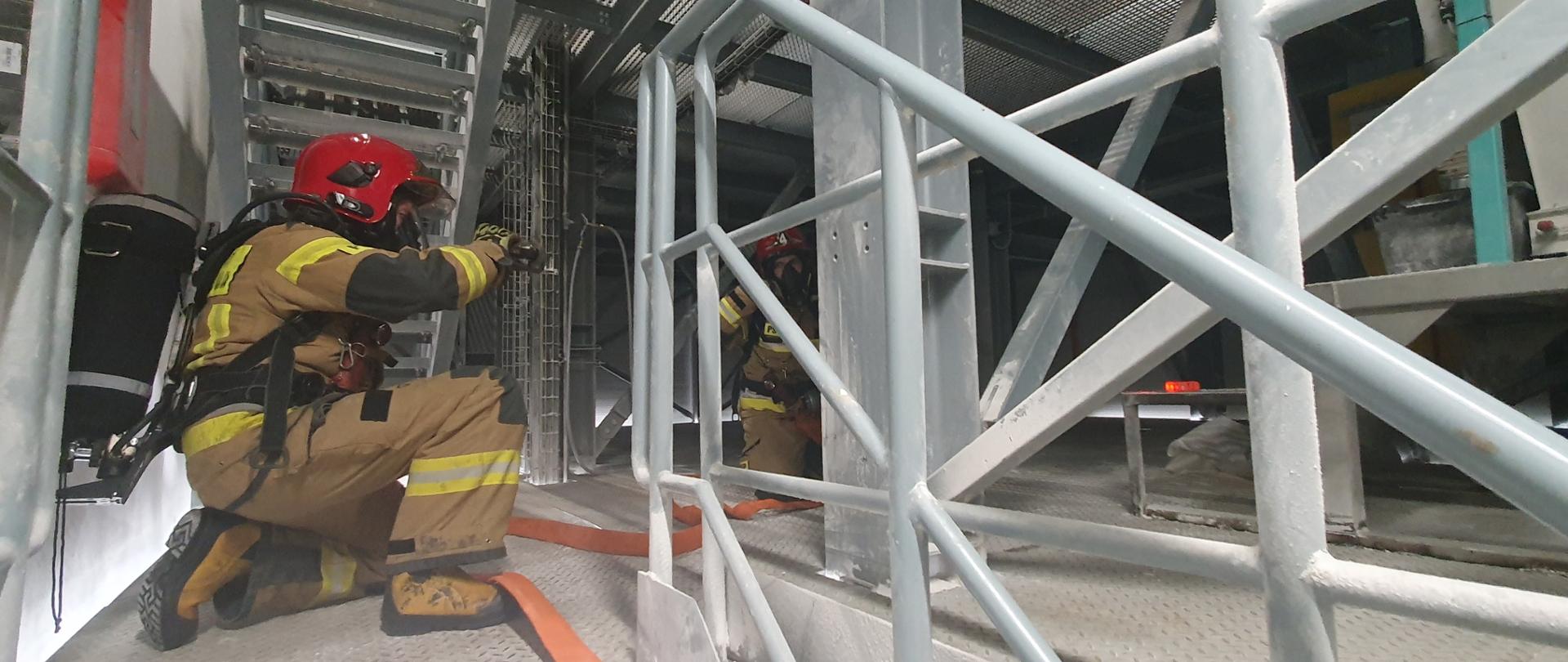 Ćwiczenia strażaków na obiekcie Podlaskich Zakładów Zbożowych w Białymstoku