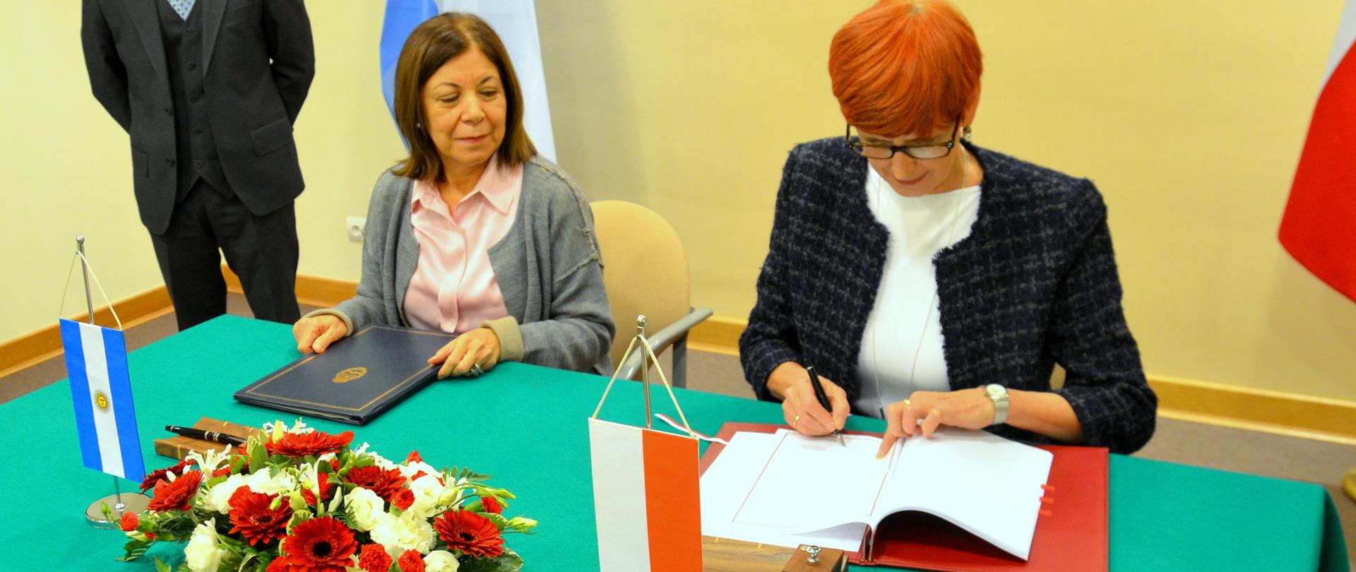 Minister Elżbieta Rafalska oraz Ana Maria Ramirez, Ambasador Republiki Argentyńskiej podpisały Porozumienie między Polską a Argentyną w sprawie Programu "Zwiedzaj i Pracuj”.
