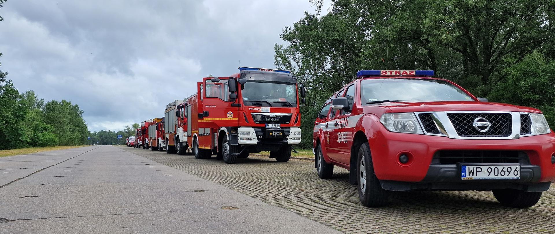 Na zdjęciu samochody pożarnicze w punkcie przyjęcia sił i Środków gotowe do rozpoczęcia ćwiczeń.