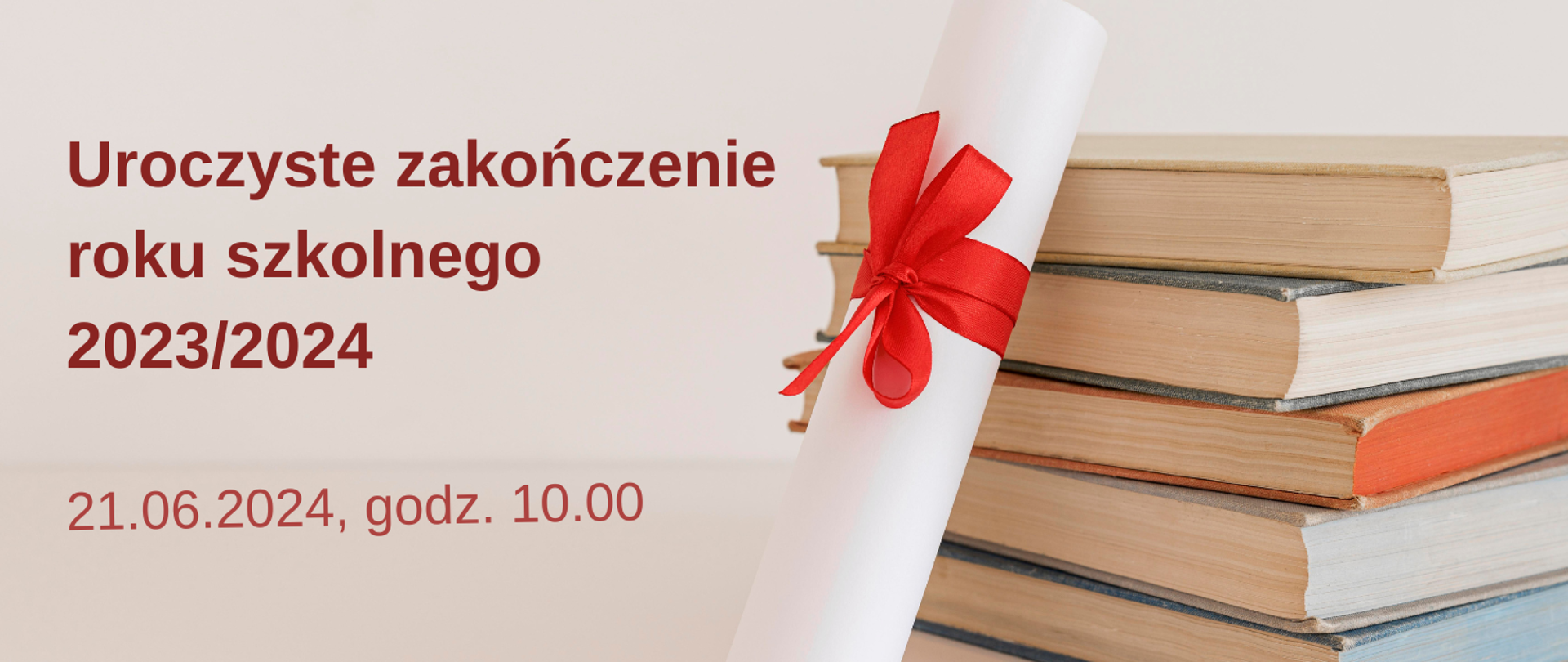 Wielobarwna grafika składająca się z dwóch części: po prawej stos podręczników, oparty o nie rulon obwiązany czerwoną wstążką. Po lewej tekst: Uroczyste zakończenie roku szkolnego 2023/2024 21.06.2024, godz. 10.00