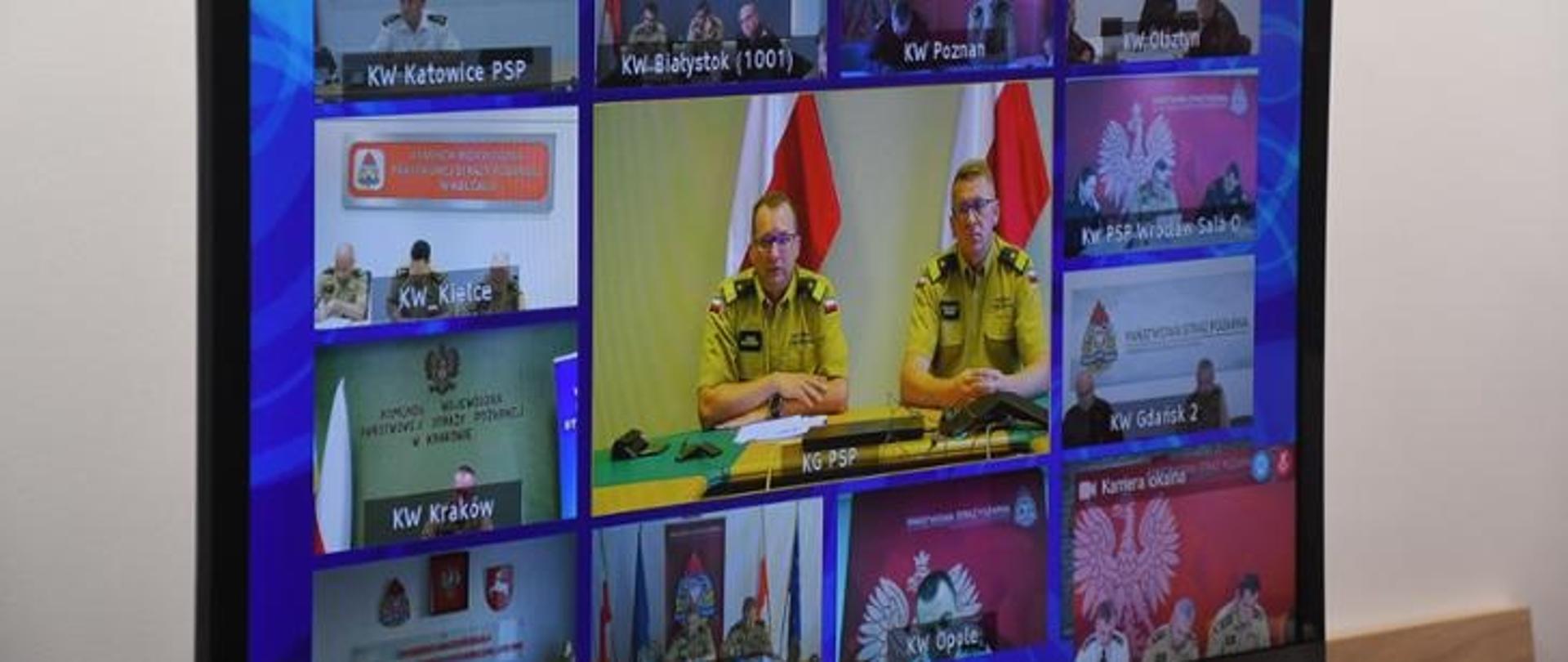 Na ekranie widoczni są uczestnicy wideokonferencji - kadra kierownicza Państwowej Straży Pożarnej.