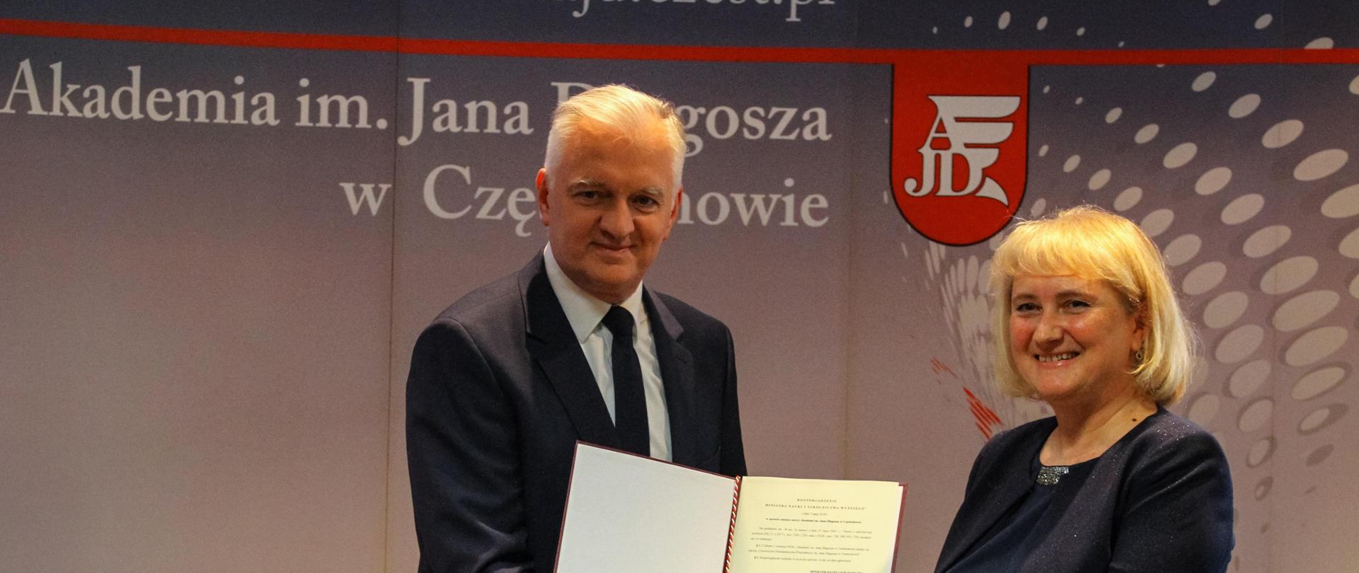 Minister i rektor uczelni pokazują podpisane rozporządzenie