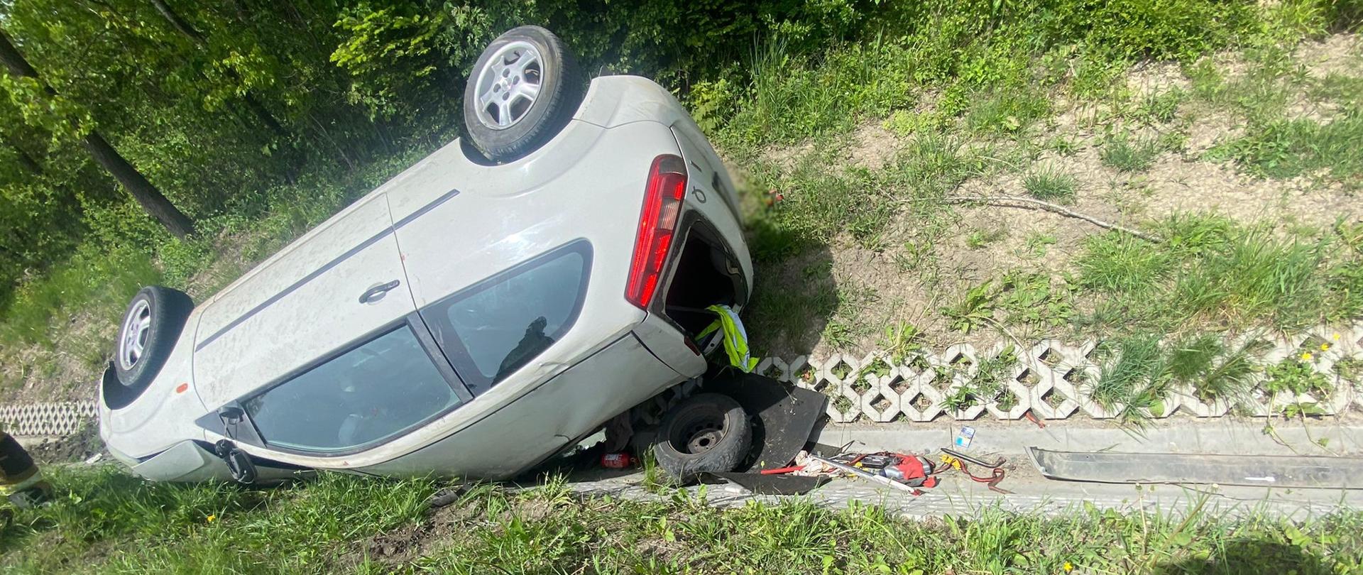 Samochód osobowy w rowie na dachu