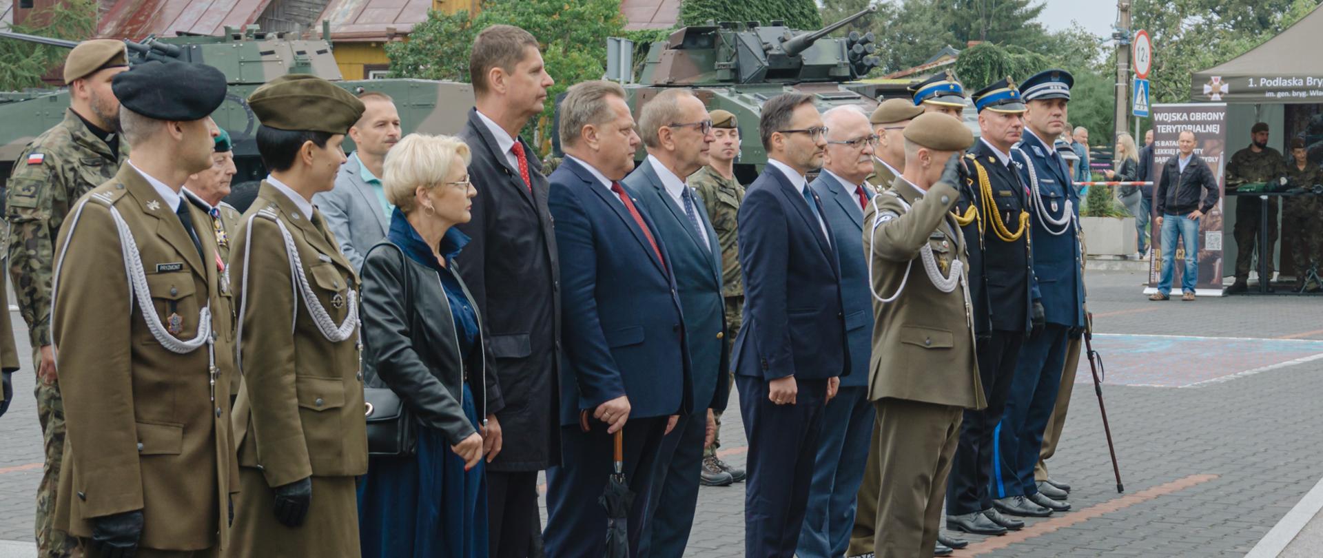 Wicewojewoda podlaska Bogusława Szczerbińska na przysiędze wojskowej żołnierzy 1 Podlaskiej Brygady Obrony Terytorialnej w Sokołach