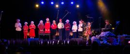 Zdjęcie przedstawia uczniów drugiej klasy Państwowej Szkoły Muzycznej I stopnia w Jarocinie podczas występu w trakcie koncertu świątecznego.
