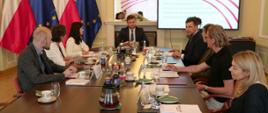 Inauguracyjne posiedzenie Zespołu do spraw udziału Rosjan i Białorusinów we współzawodnictwie sportowym w Polsce. Uczestnicy spotkania obradują przy stole.