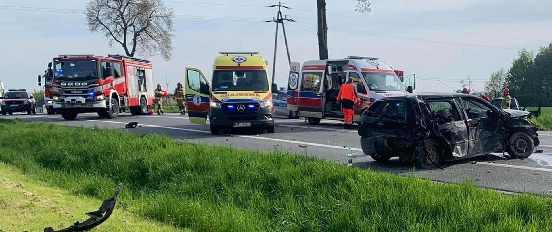 na miejscu widoczny jest samochód pożarniczy , karetki ZRM oraz uszkodzony samochód osobowy
