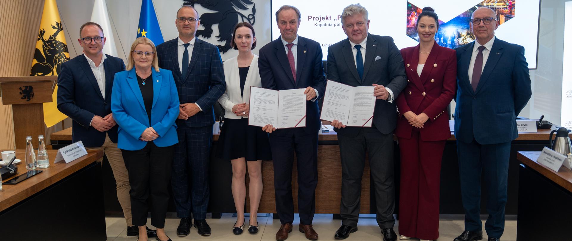 Wiceminister Eliza Zeidler, Mieczysław Struk, Marszałek Województwa Pomorskiego, Remigiusz Paszkiewicz, Prezes Zarządu KGHM Polska Miedź S.A. oraz pozostali uczestnicy uroczystości podpisania listu intencyjnego ws. projektu "PUCK". 