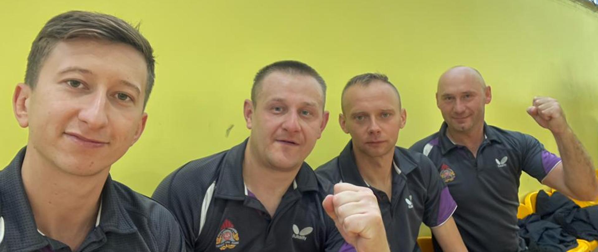 Strażacy PSP w strojach sportowych podczas mistrzostw w tenisie stołowym.