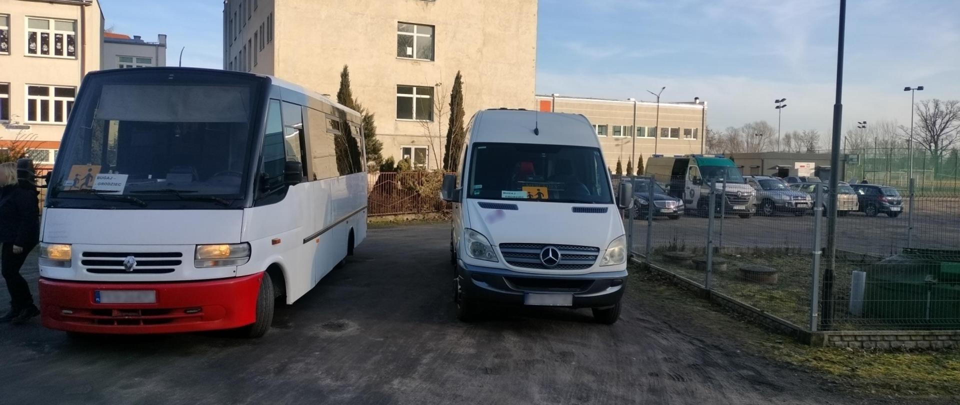 Na zdjęciu widoczne pojazdy do przewozu osób podczas kontroli przez ITD.