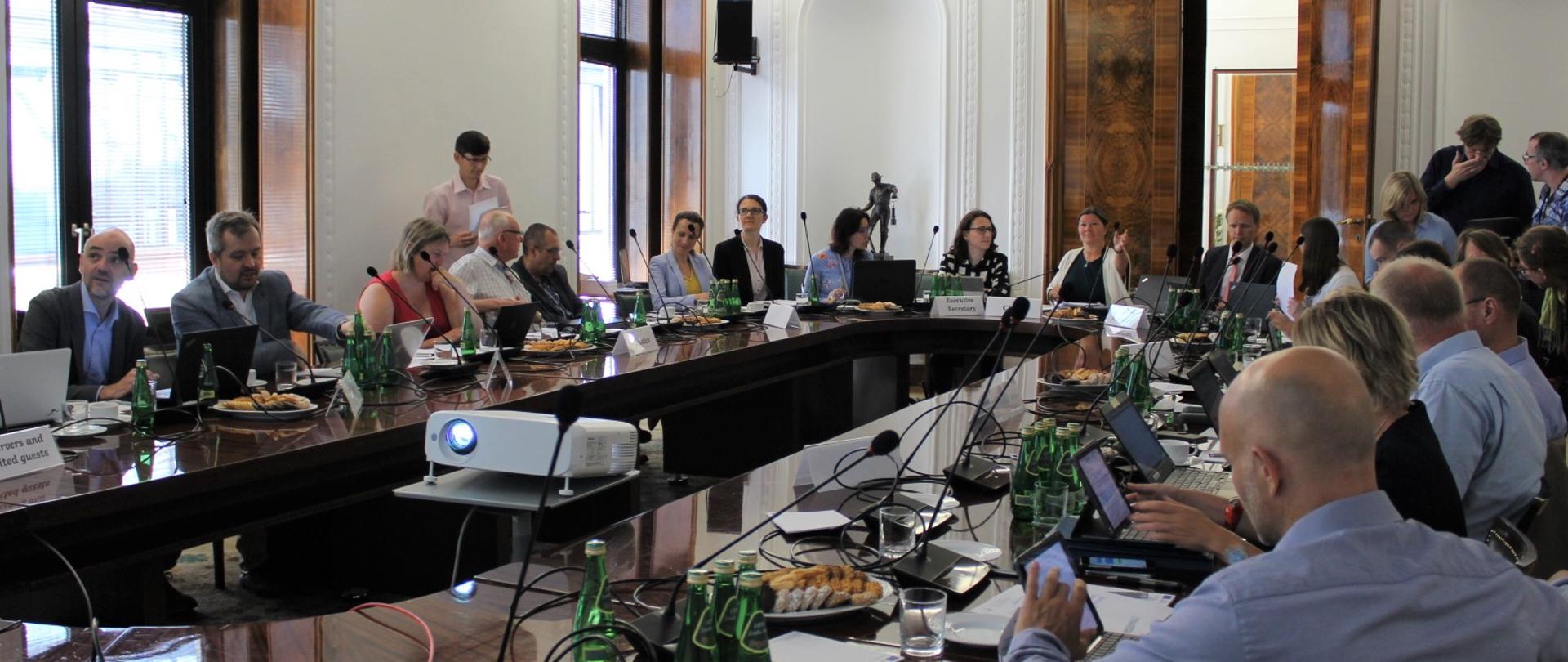 Uczestnicy warsztatów siedzą przy okrągłym stole