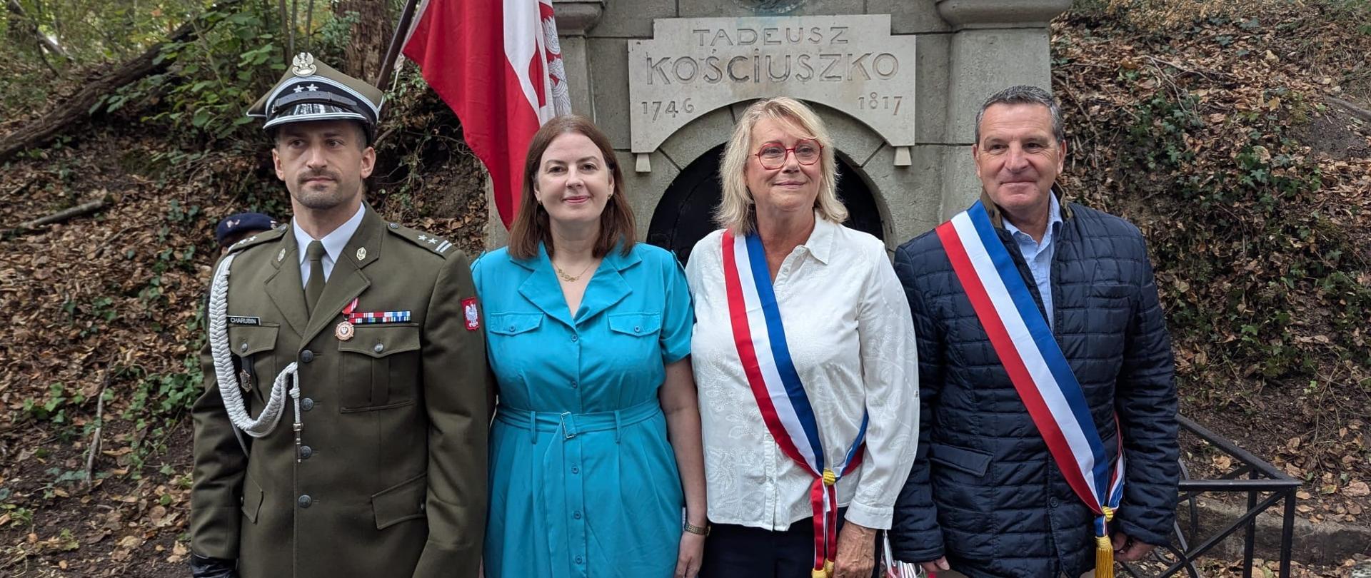 Quatre personnes posent pour une photo.