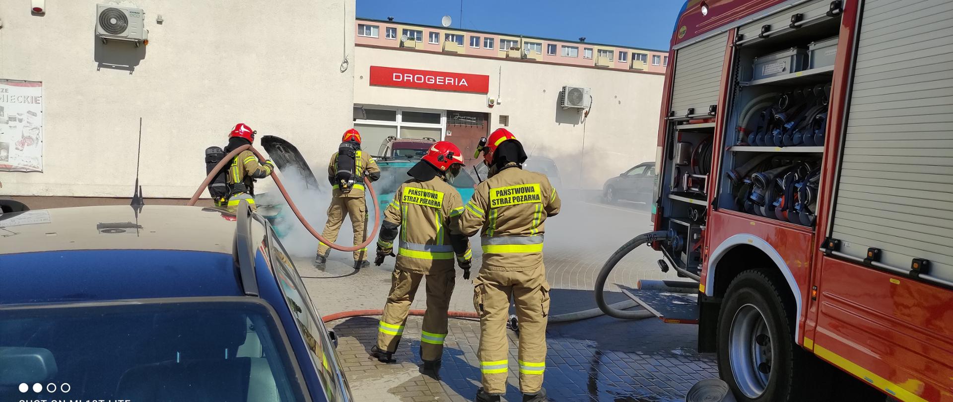 Na zdjęciu funkcjonariusze Komendy Powiatowej Państwowej Straży Pożarnej w Świeciu podczas gaszenia pożaru samochodu osobowego