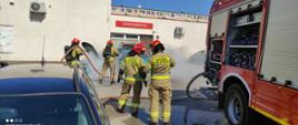 Na zdjęciu funkcjonariusze Komendy Powiatowej Państwowej Straży Pożarnej w Świeciu podczas gaszenia pożaru samochodu osobowego