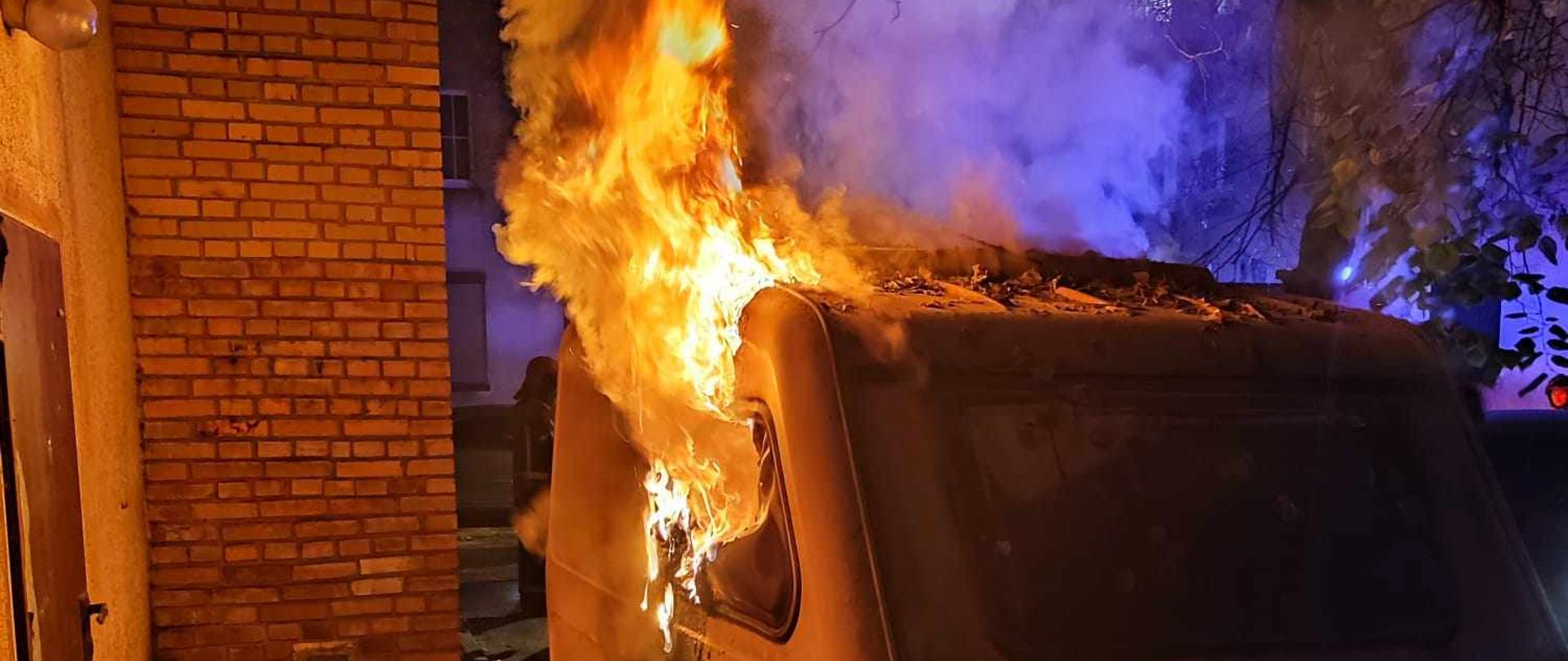 na zdjęciu paląca się przyczepa