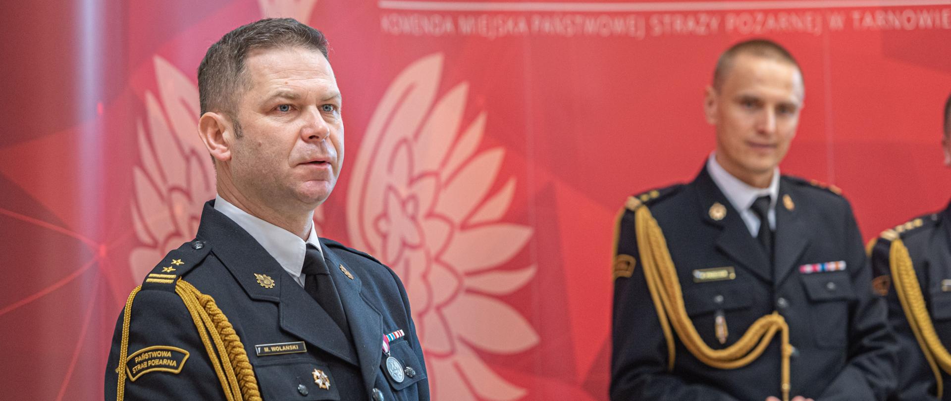 
Na zdjęciu widoczny bryg. Maciej Wolański przemawiający z okazji przejścia na zaopatrzenie emerytalne, po prawej stojący bryg. Przemysław Przęczek Zastępca Małopolskiego Komendanta Wojewódzkiego PSP
