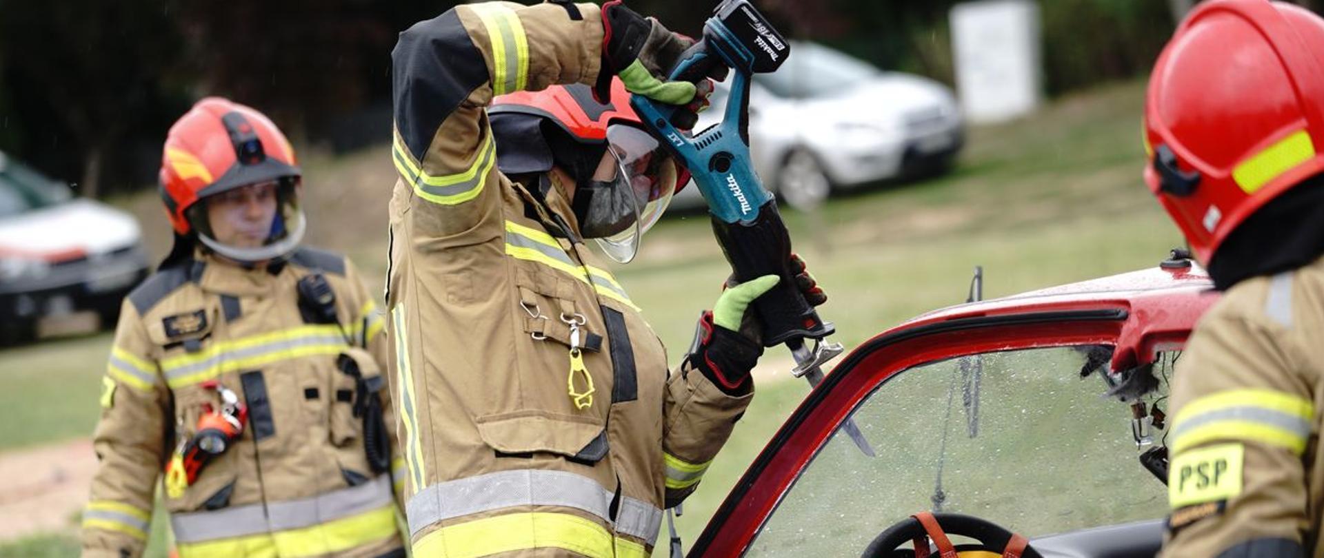 Pokazy z ratownictwa technicznego nad jeziorem Głuszyńskim