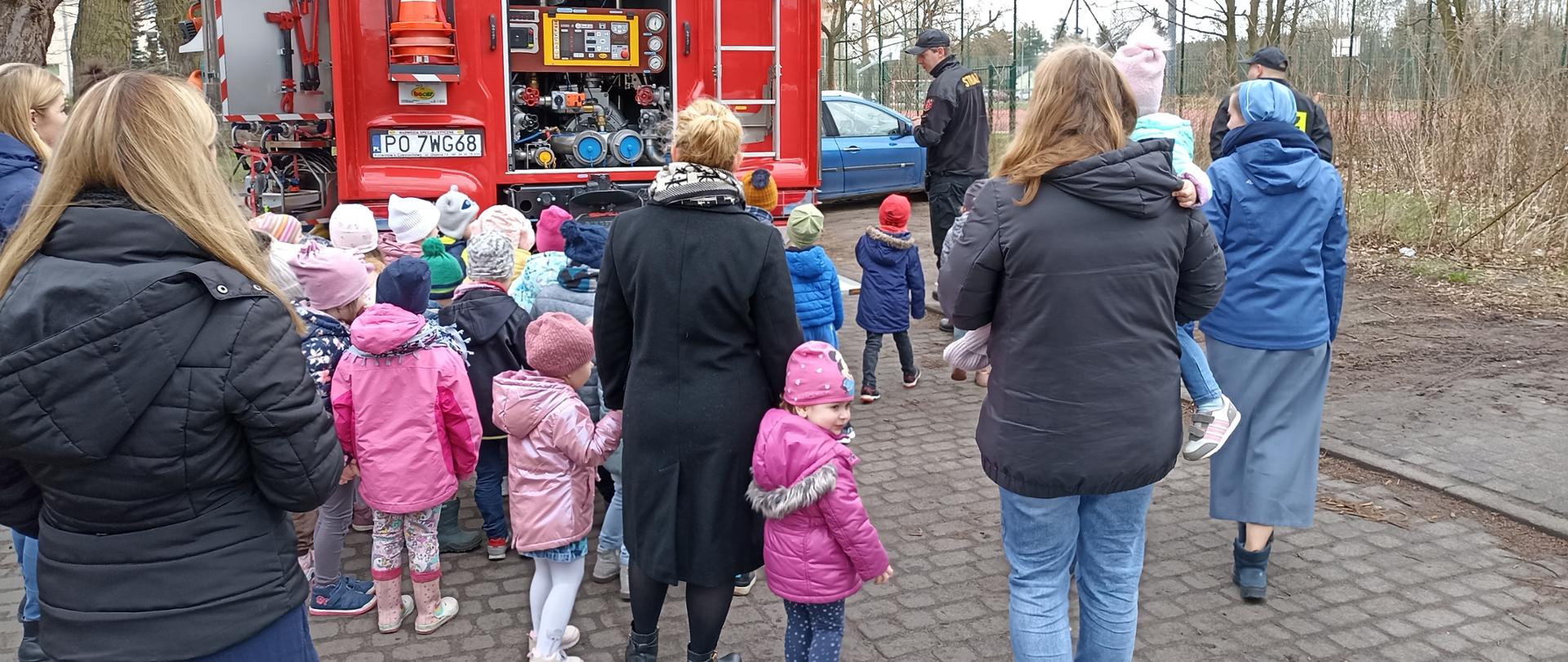 Dzieci oglądają samochód ratowniczo-gaśniczy GCBA