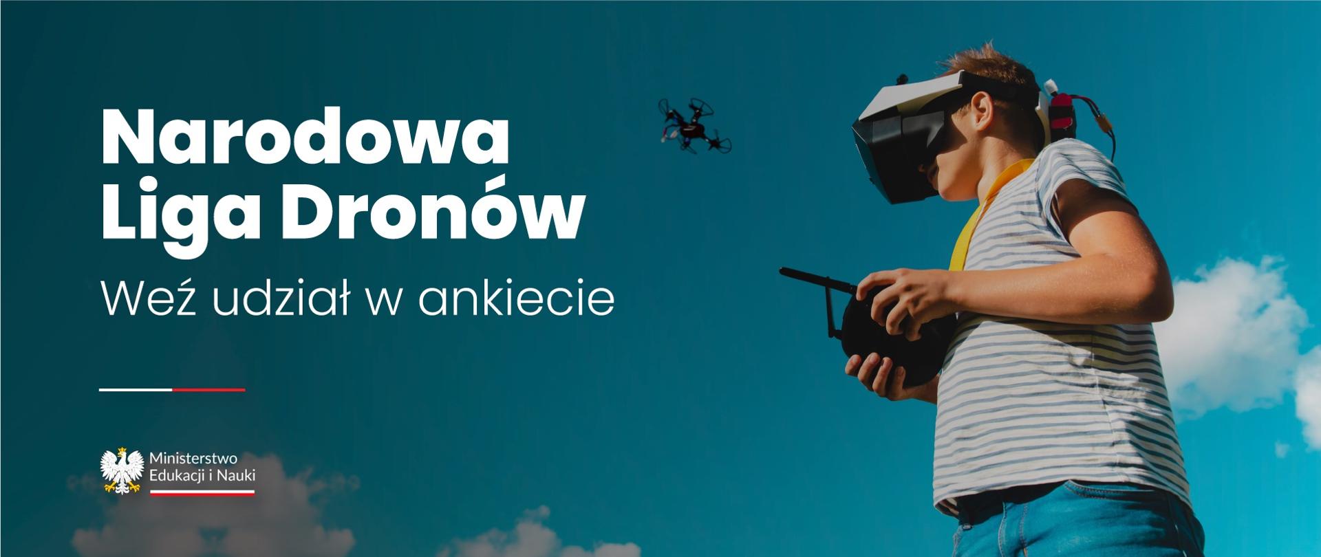 Młody człowiek w goglach i z kontrolerem w rekach, nad nim na niebieskim niebie leci quadrokopter, obok napis Narodowa Liga Dronów –weź udział w ankiecie.