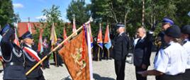 Odznaczenie sztandaru jednostki OSP przez Komendantów.