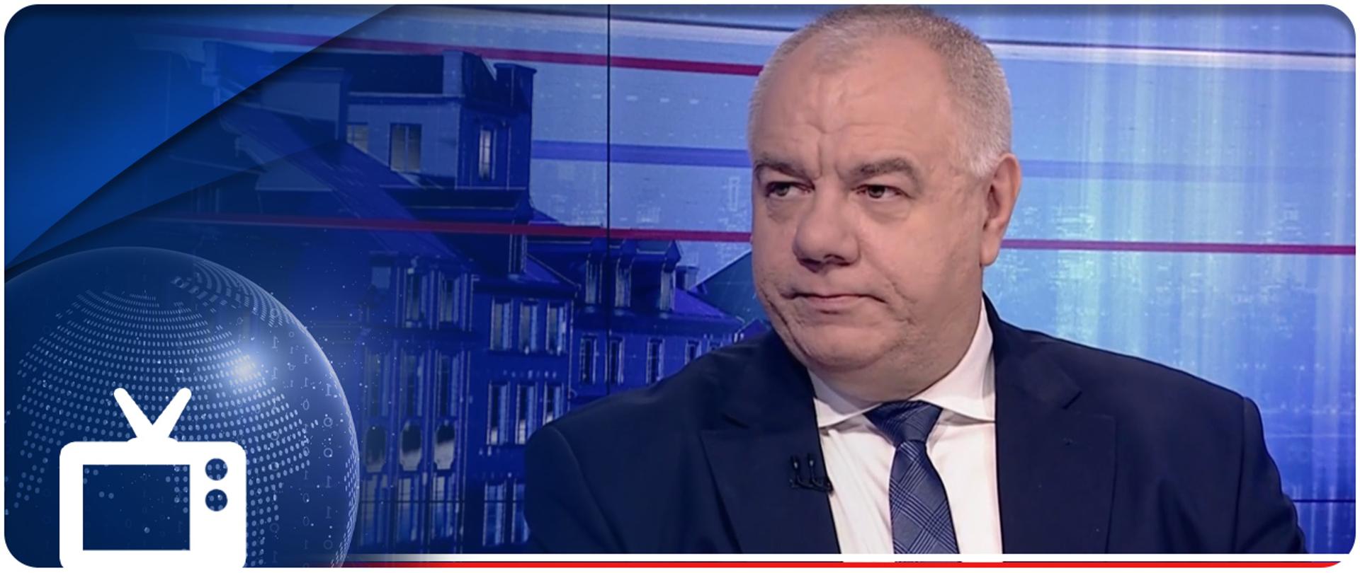 Wicepremier w mediach. Zdjęcie w studiu.