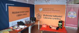 Na zdjęciu namiot promujący ministerialny Program Ochrony Ludności i Obrony Cywilnej. W namiocie umieszczono pokazowy plecak ewakuacyjny wraz z zawartością oraz wyposażeniem, które KP PSP w Wałczu otrzymała w ramach programu. 