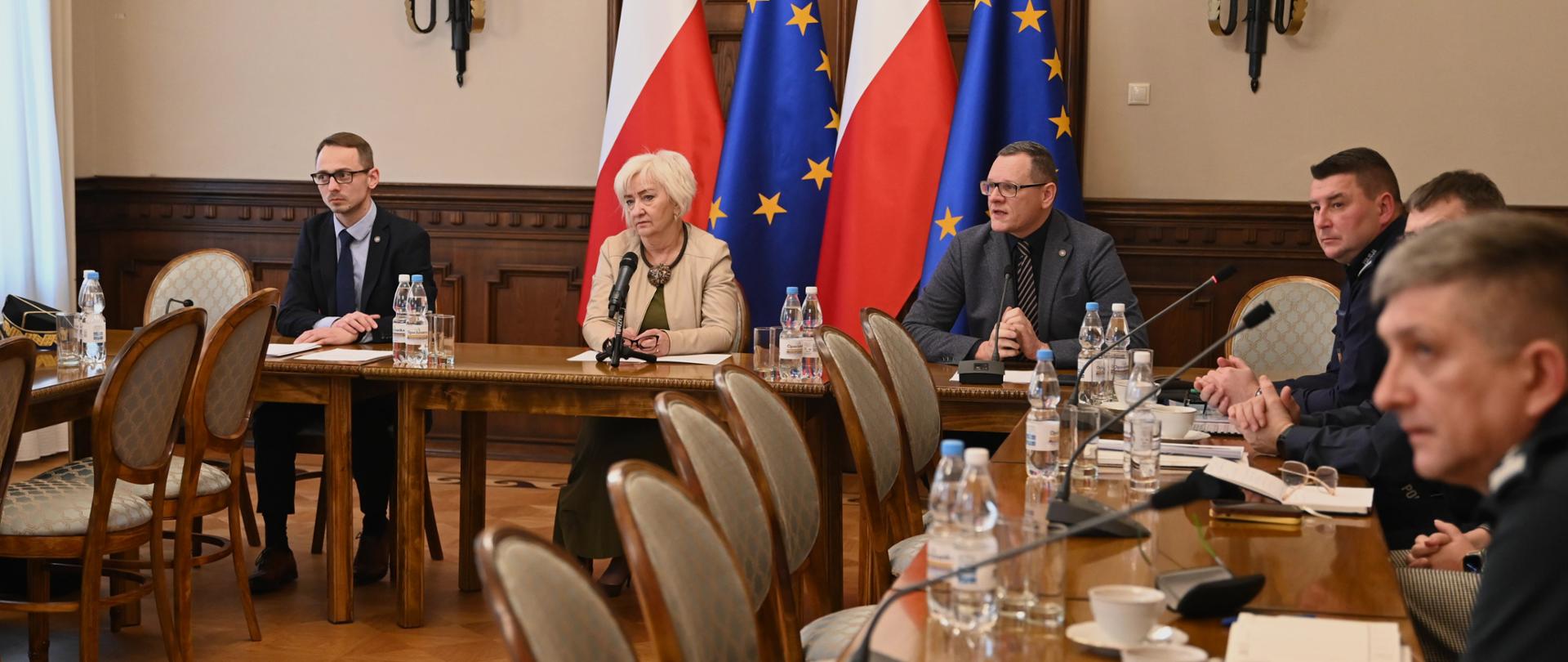 Posiedzenie Wojewódzkiego Zespołu Zarządzania Kryzysowego w Łódzkim Urzędzie Wojewódzkim. 