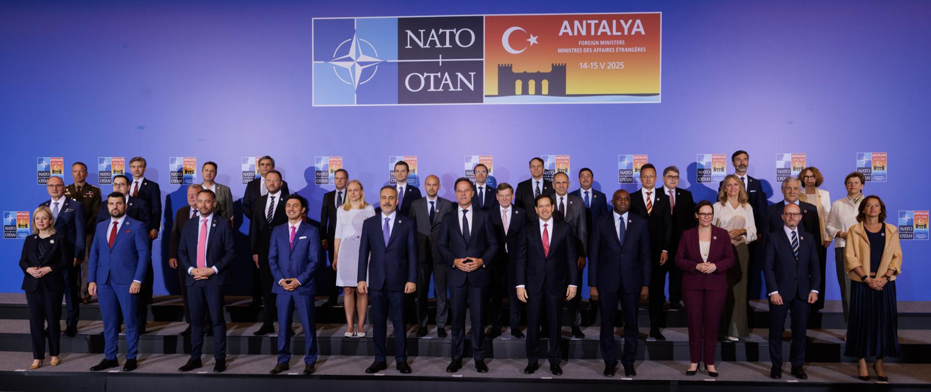 Minister Radosław Sikorski wziął udział w nieformalnym spotkaniu ministrów spraw zagranicznych państw NATO